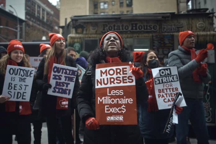 , Politique de gauche: Les infirmières de New York remportent une victoire partielle après une grève de trois jours