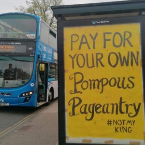Affiche anti-couronnement non autorisée dans un espace publicitaire d'arrêt de bus à Norwich par Specialpatrols