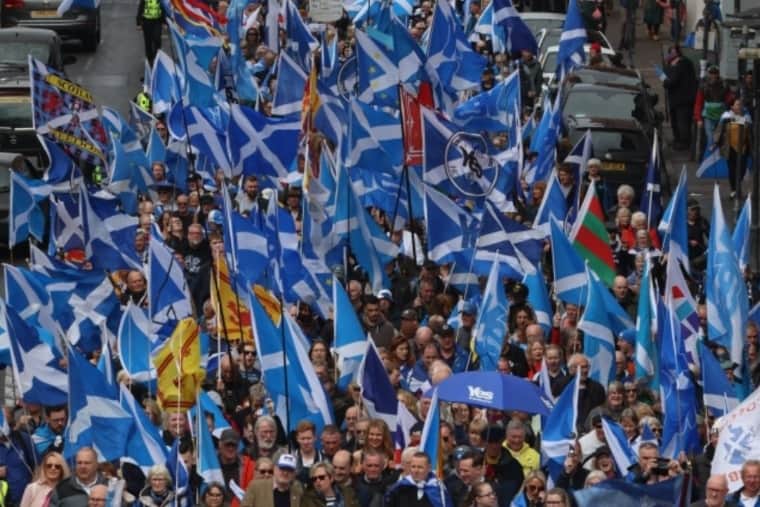 Une mer de drapeaux écossais Saltire