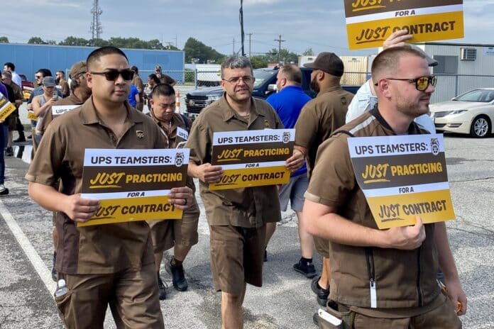 , Politique à gauche: Les Teamsters d’UPS doivent faire la grève pour un contrat solide