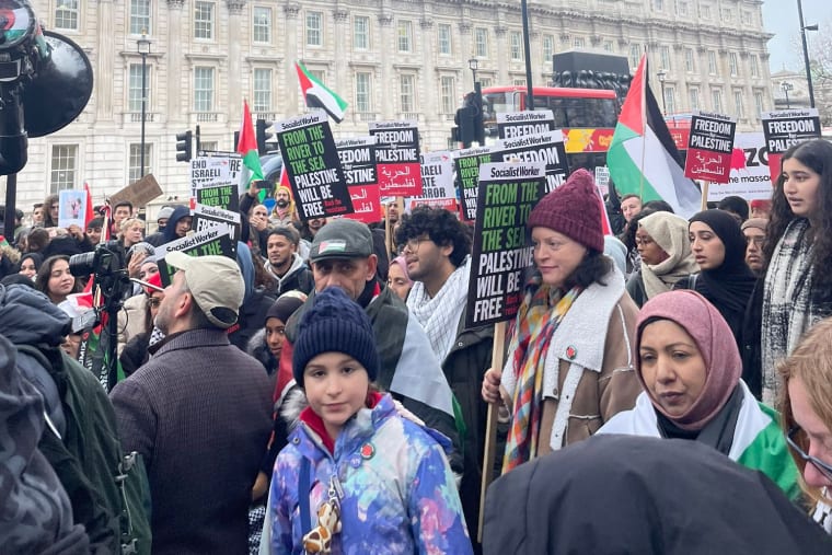 Des écoliers et des étudiants universitaires lors de la grève des écoles de Londres pour la Palestine à l'extérieur de Downing Street