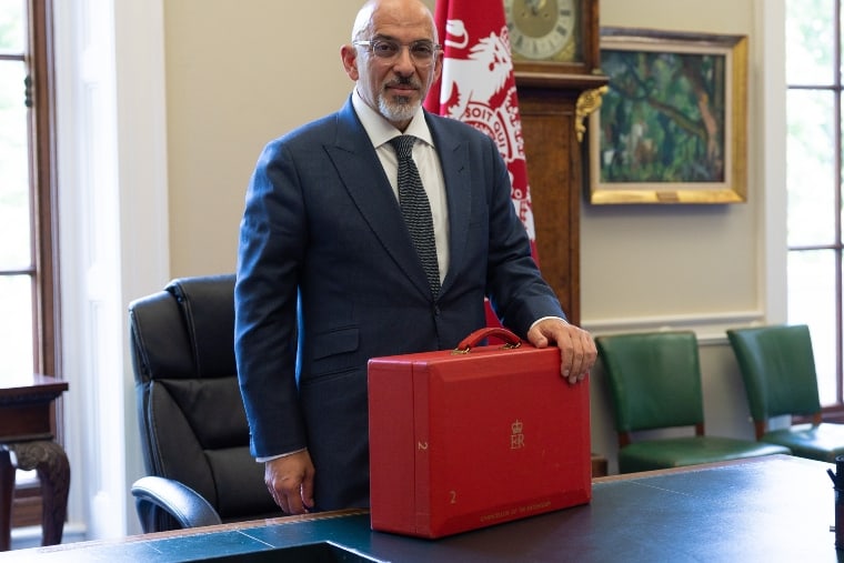Une photo de Nadhim Zahawi avec la boîte rouge du chancelier 